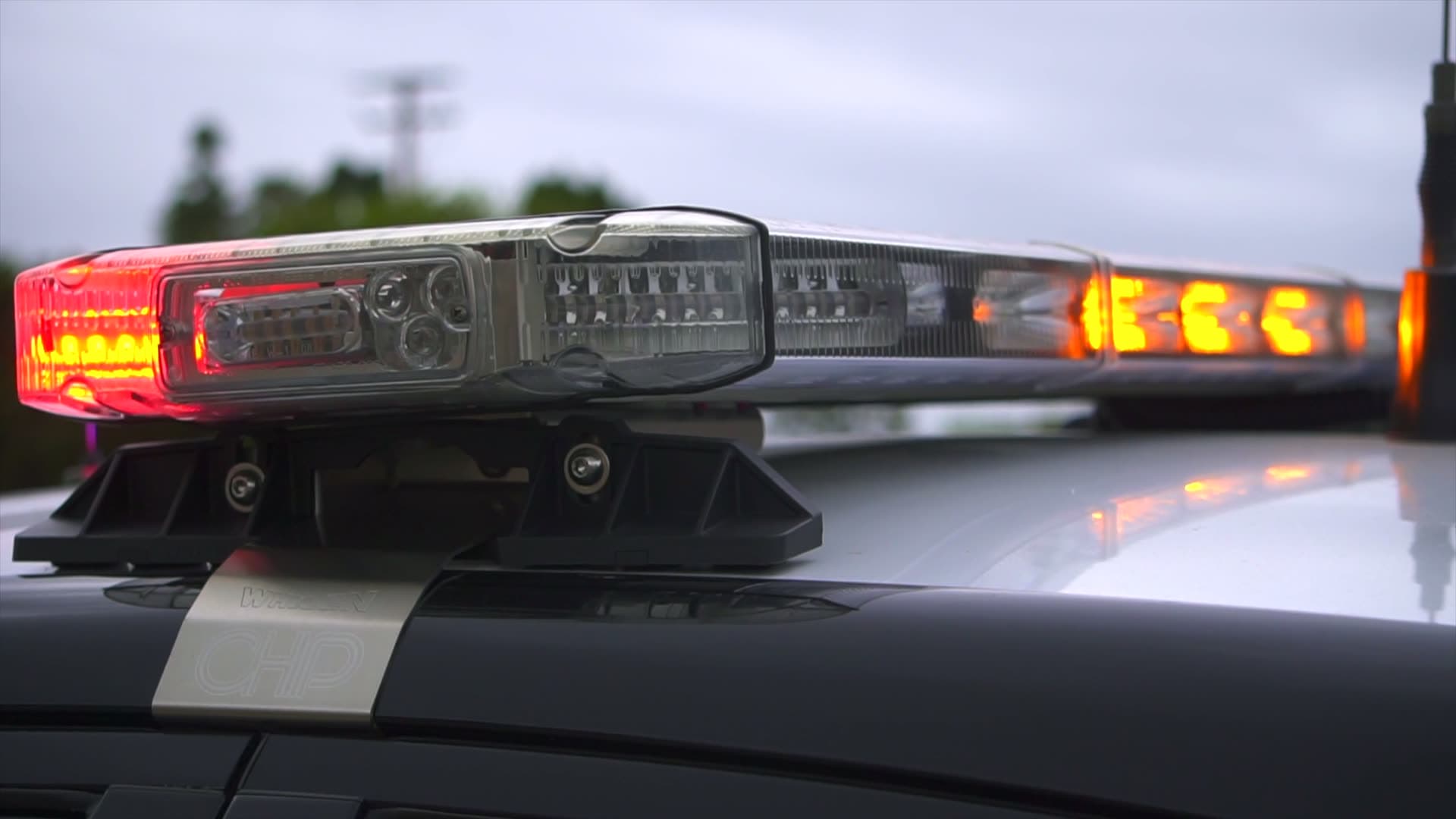Barra sinalizadora de LED acesa no teto de um veículo de emergência